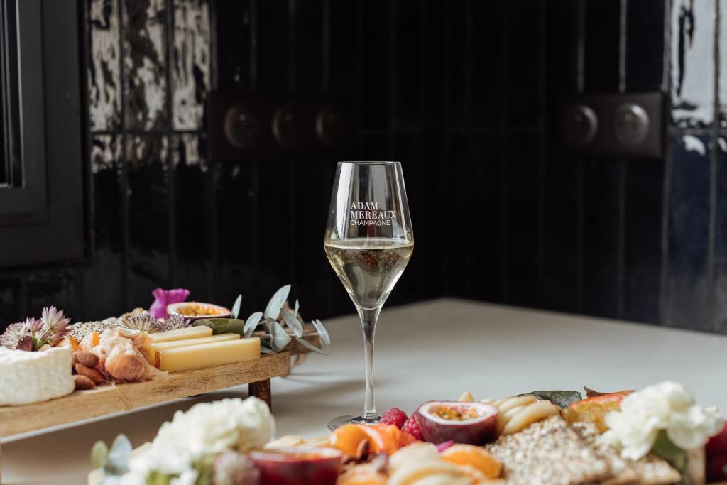 Champagne et plateau gourmand dans la cuisine du gîte
